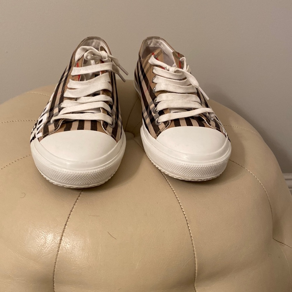 Men’s low top Burberry sneakers